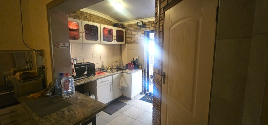 To Let 1 Bedroom Property for Rent in Azalea Park North West